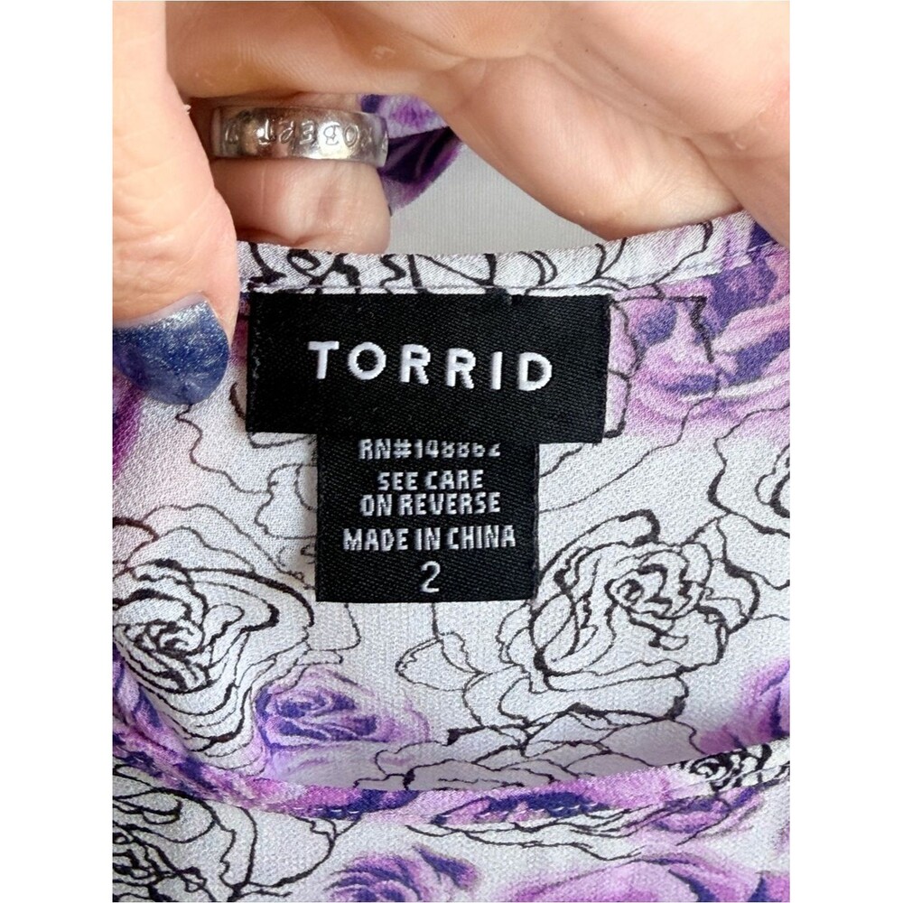 Torrid Purple Rose Print Open Back Blouse Size 2 - Picture 4 of 6